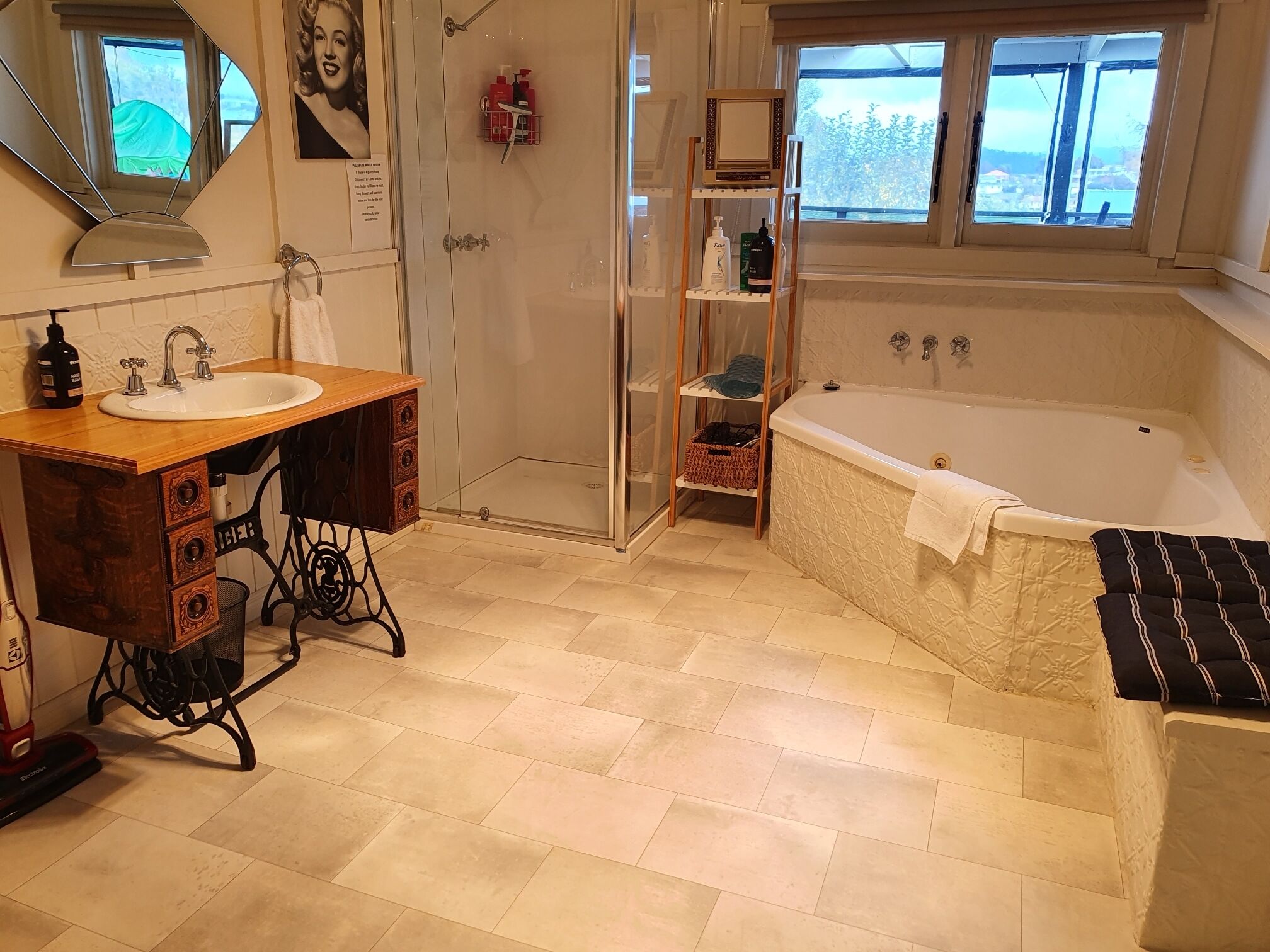 Cosy Original Miners Cottage - Magnificent views of the Great Western Tiers