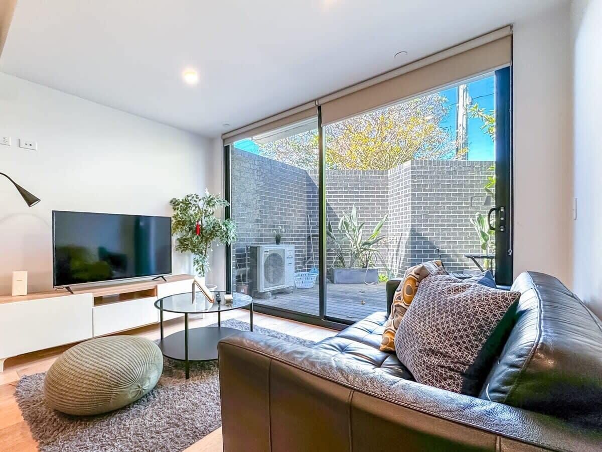 Televisión y oficina 