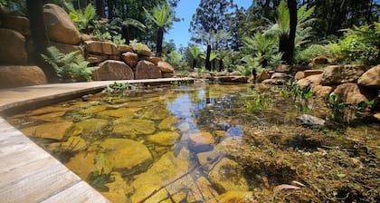 Garden Cottage - Luxury romantic hideaway and decadent private spa room