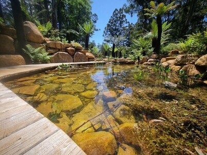 Garden Cottage - Luxury romantic hideaway and decadent private spa room