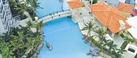 Alberca techada y alberca al aire libre