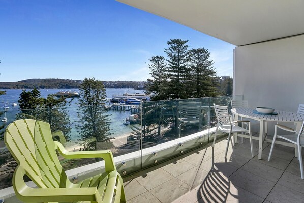 Outdoor dining - Manly- MAN29 East Esplanade - Renovated 2BR with Stunning Harbour Views Balcony Opposite Manly Ferry (Manly)