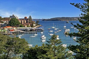 Marina - Manly- MAN29 East Esplanade - Renovated 2BR with Stunning Harbour Views Balcony Opposite Manly Ferry (Manly)