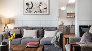 Smart TV - Greenlands - Gorgeous Renovated Cottage (HEPBURN SPRINGS)