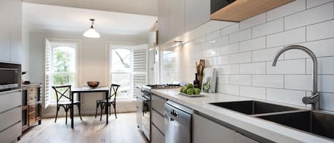 Fridge, oven, stovetop, dishwasher