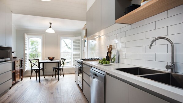 Fridge, oven, stovetop, dishwasher