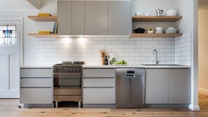 Fridge, oven, stovetop, dishwasher