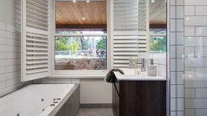 Douche, baignoire à jets, sèche-cheveux, serviettes fournies