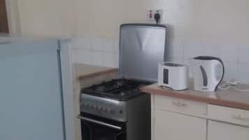 Een koelkast, een microgolfoven, een oven, een kookplaat