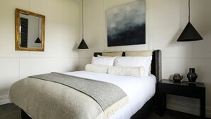 2 bedrooms, bed sheets - Little Wombat - Elegant Garden Cottage (DAYLESFORD)