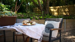 Outdoor dining - Little Wombat - Elegant Garden Cottage (DAYLESFORD)