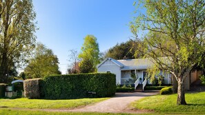 Exterior - Little Wombat - Elegant Garden Cottage (DAYLESFORD)