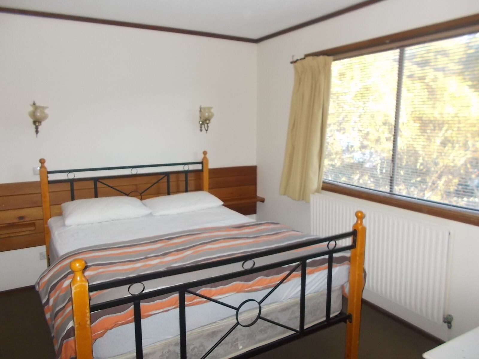 Retro 2 Bedroom Apartment — image 13