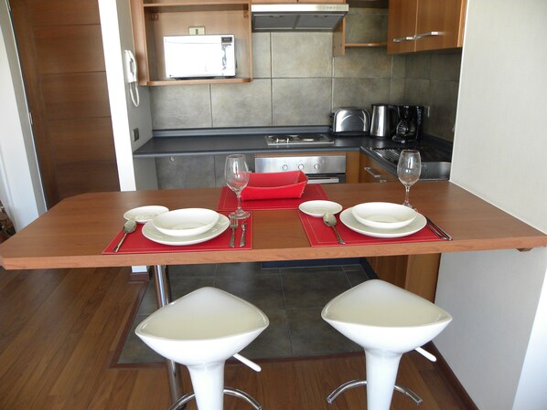 Réfrigérateur, four à micro-ondes, un four, surface de cuisson