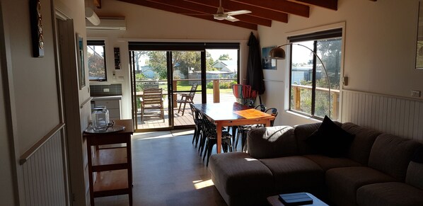 Smart TV, video games, DVD player, books - Quiet beachside getaway on foreshore (Coronet Bay)