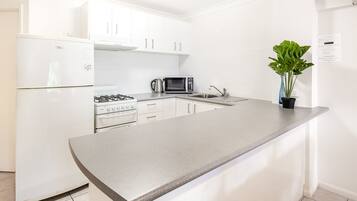 Kühlschrank, Mikrowelle, Kochgeschirr/Geschirr/Besteck