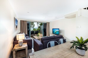 Una televisión, un reproductor de DVD