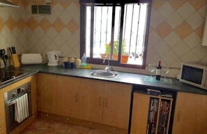 Microondas, cafetera o tetera y utensilios de cocina