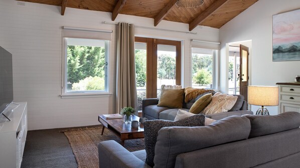 Smart TV, fireplace, DVD player, streaming services - Langfields - Off the Grid solitude with Wifi and Netflix! (Wheatsheaf)