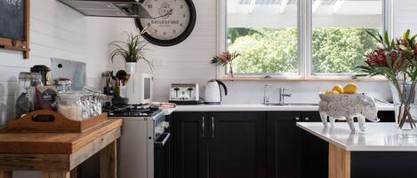 Réfrigérateur, four à micro-ondes, un four, surface de cuisson