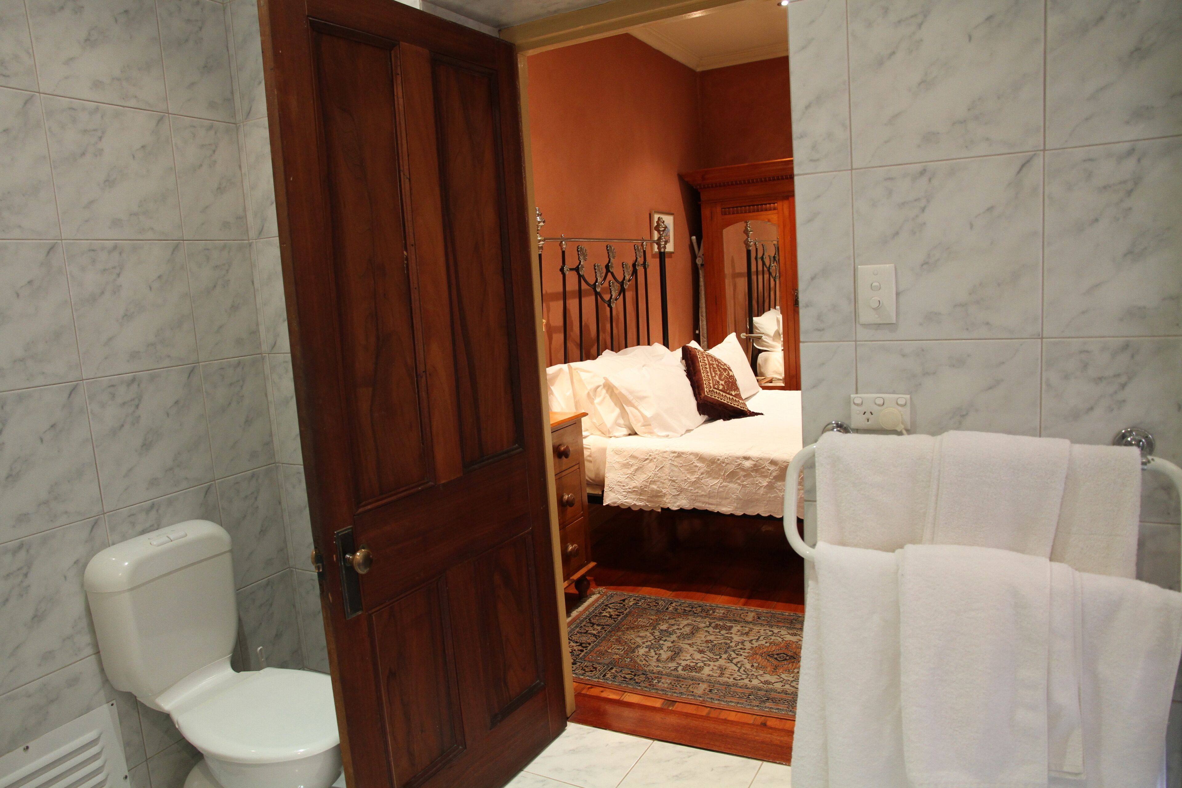 Secador de cabelo, toalhas de banho