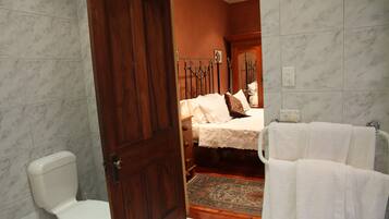 Secador de cabelo, toalhas de banho