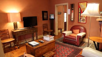 Televisie, een open haard, een dvd-speler en een stereo