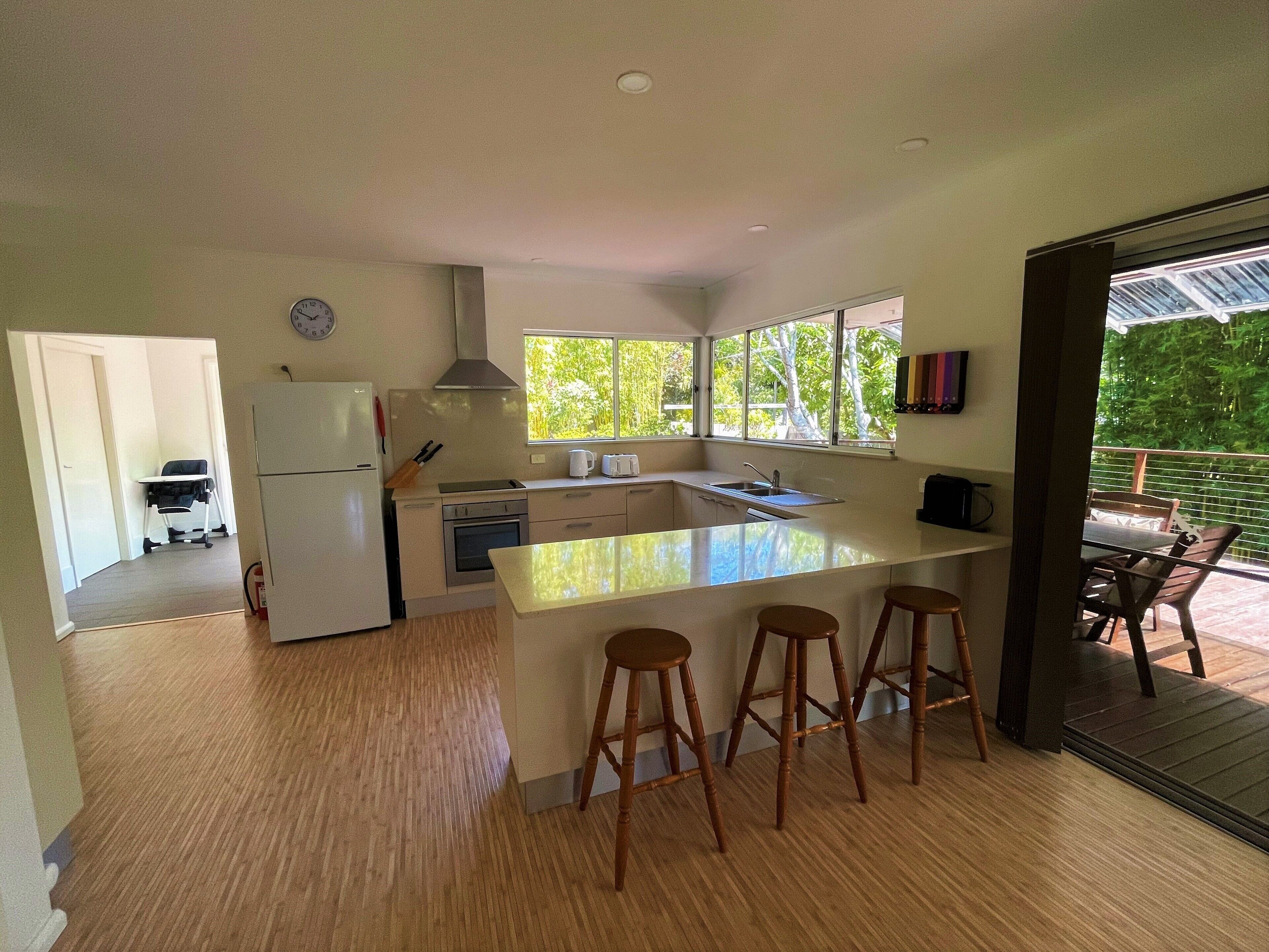 Annabelles Beach House: A/C Wifi Disney+ Indoor-Outdoor Living @ Lake and Ocean