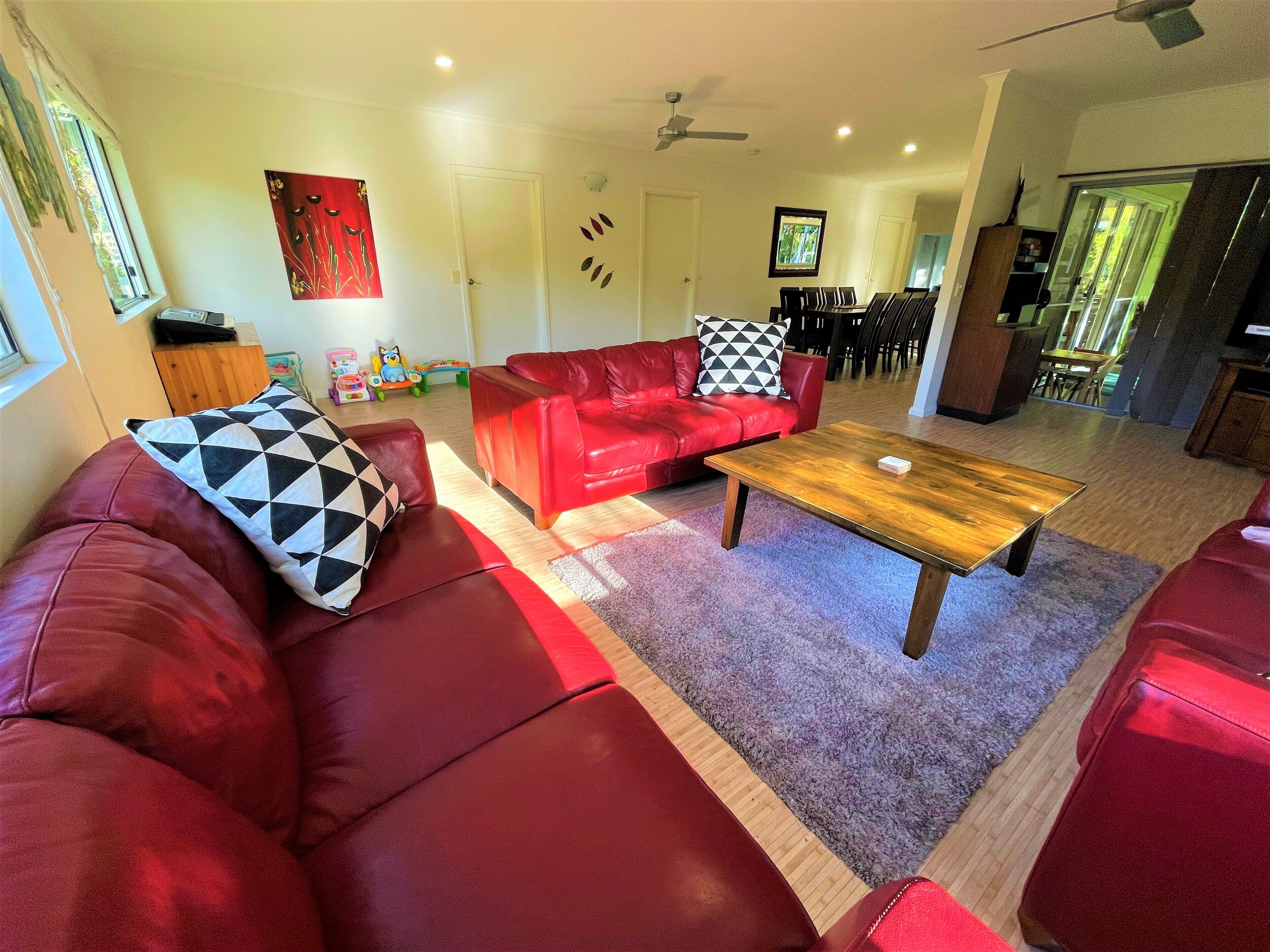 Annabelles Beach House: A/C Wifi Disney+ Indoor-Outdoor Living @ Lake and Ocean