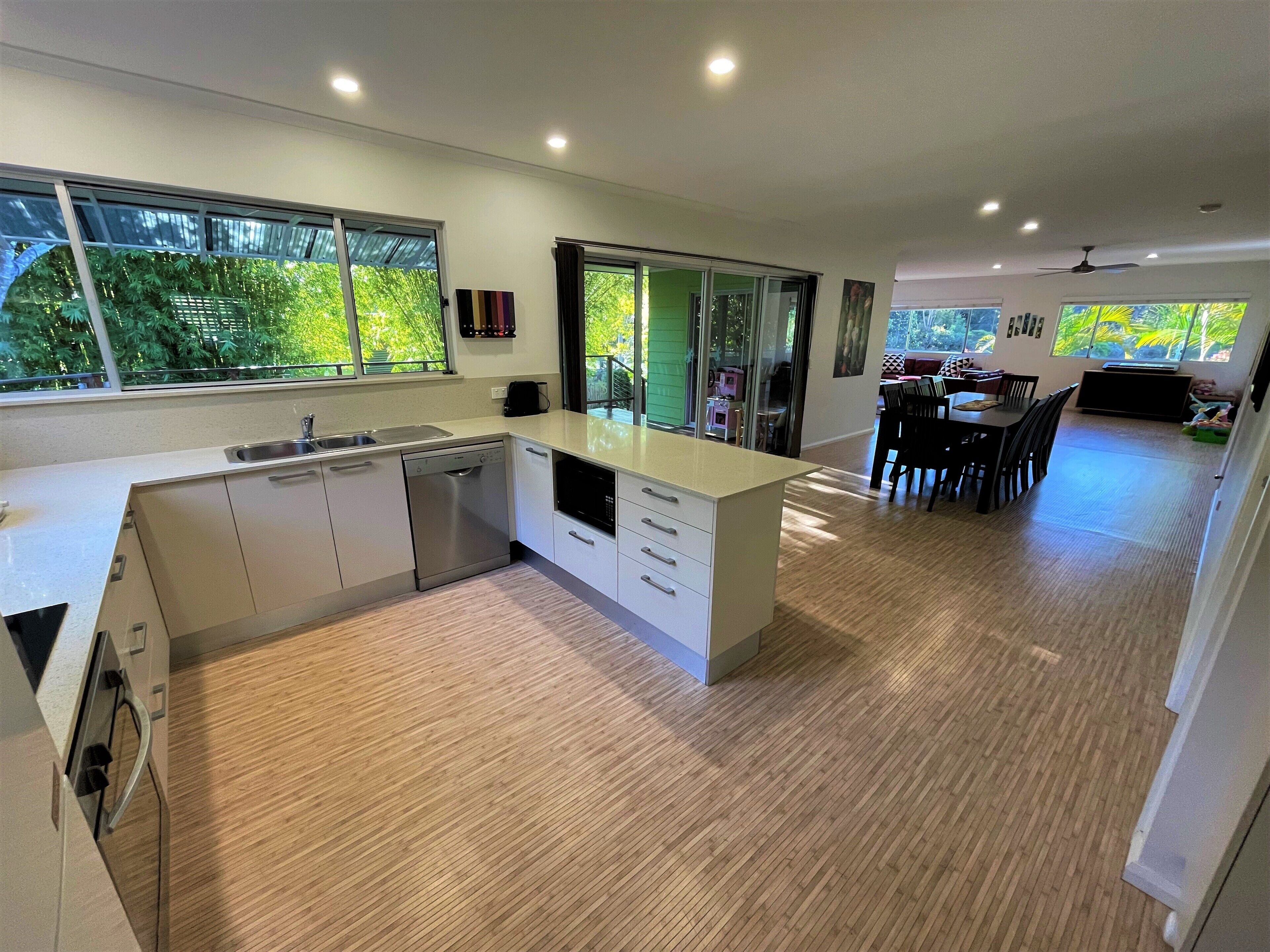 Annabelles Beach House: A/C Wifi Disney+ Indoor-Outdoor Living @ Lake and Ocean