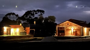 A building with a large arched entrance and a brick facade. - Cosy Heritage Cottage in Newstead, Central to Daylesford, Maldon & Castlemaine (Newstead)