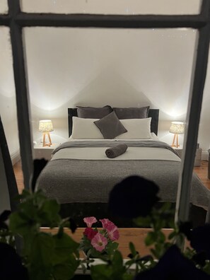 2 bedrooms, desk, iron/ironing board, WiFi