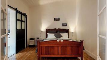 2 soverom, skrivebord, strykejern/-brett og wi-fi