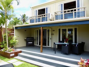 Outdoor dining - Muri Beachside Villa - Super Popular 5* Location at Muri Beach, Pool, Kayaks! (Muri Beach)