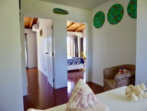 2 chambres, coffre-fort, fer et planche à repasser