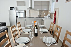 Fridge, microwave, oven, stovetop - Holiday house close the beach - free ev charging (Rtina)