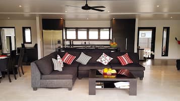 TV, bøker og stereoanlegg