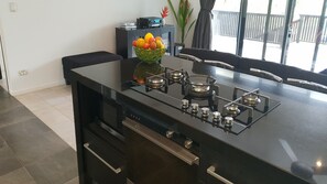 Refrigerador, microondas, horno y parrilla de estufa 