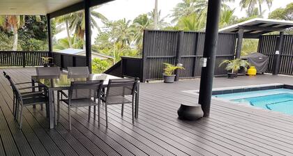 Das Boaza Place liegt in Nikao und bietet einen Außenpool.