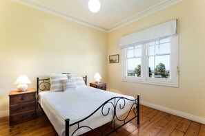 7 bedrooms, desk, iron/ironing board, travel cot