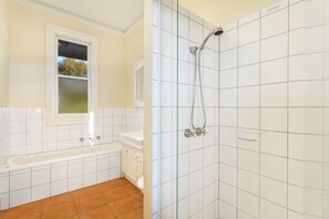 Duschwanne, Whirlpool, Haartrockner, Handtücher