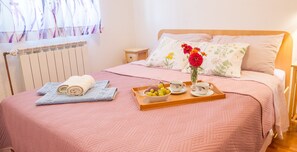 2 bedrooms, iron/ironing board, Internet, bed sheets