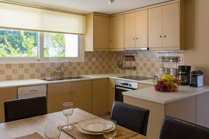 Frigorífico, horno, placa de cocina y lavavajillas