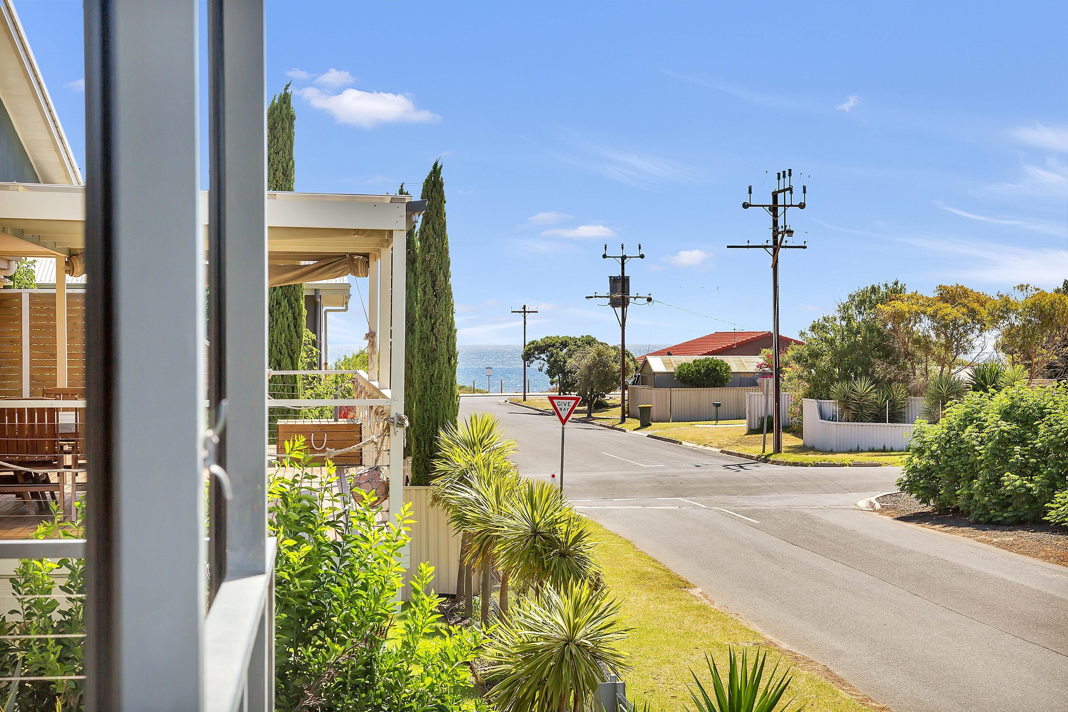 Green Reef Beach House ~ Aldinga Beach - Fantastic Entertainer with Large Balcony and Sea Views — image 15