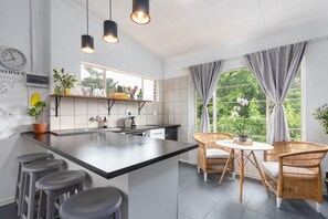 Frigorífic, microones, forn i placa de cuina 