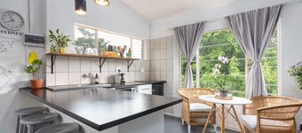 Modern Bohemian Apartment with Pool, Fibre Wi-Fi and Bbq Patio in Centurion