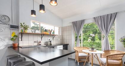 Modern Bohemian Apartment with Pool, Fibre Wi-Fi and Bbq Patio in Centurion