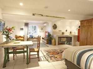 1 Schlafzimmer, Schreibtisch, schallisolierte Zimmer