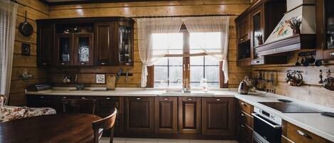 Jääkaappi, mikroaaltouuni, uuni, astianpesukone