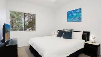 2 bedrooms, desk, iron/ironing board, travel cot